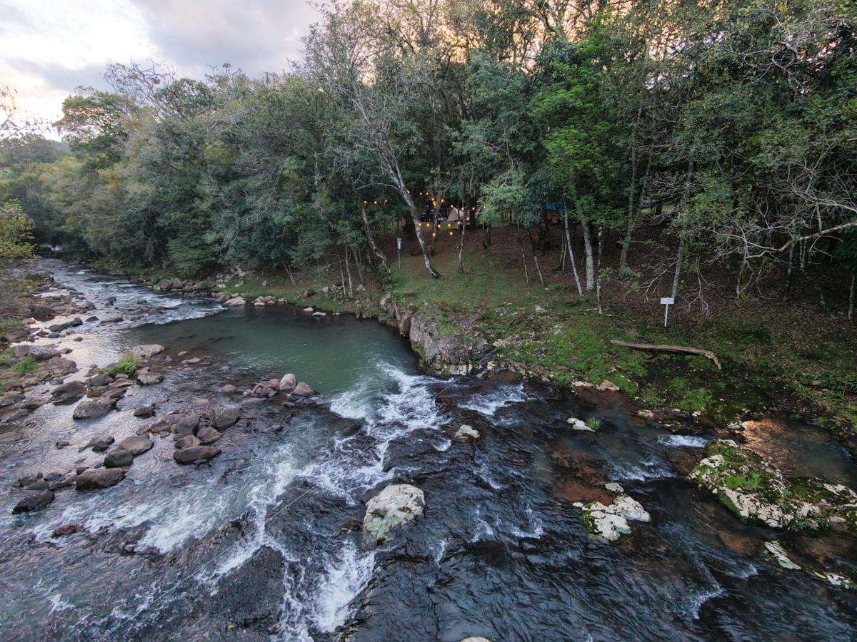 Corredeira de água entre pedras