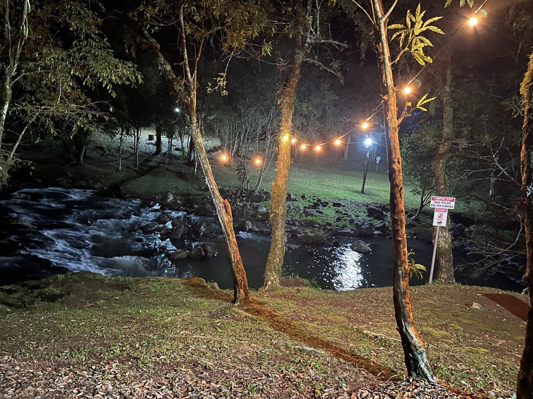 Rio iluminado pelos varais de luz à noite